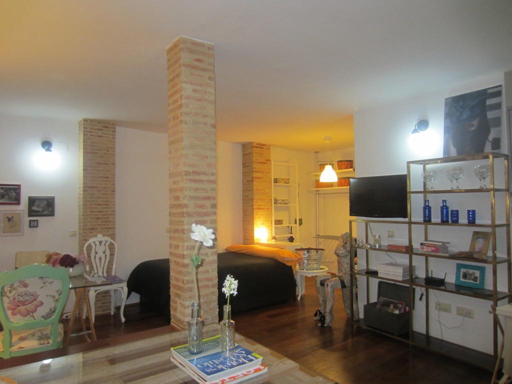 Living Studio Serranos Apartment